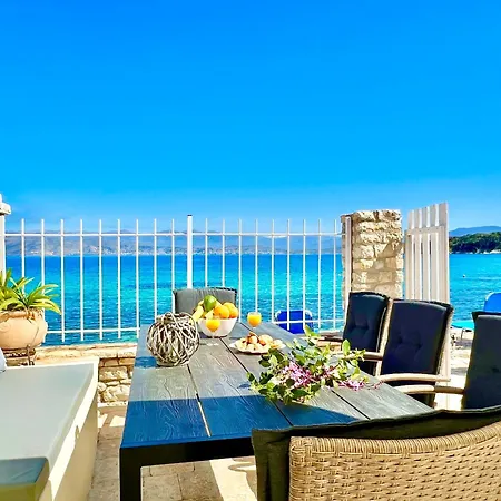 Beachfront House Christina With Private Heatable Pool By Dadovillas Βίλα Κασσιόπη